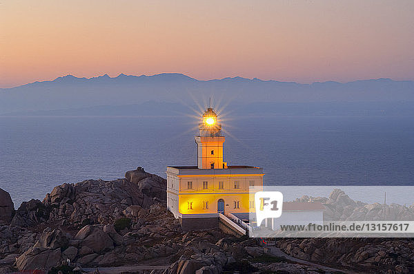 Leuchtturm am Capo Testa in der Abenddämmerung  Sardinien  Italien