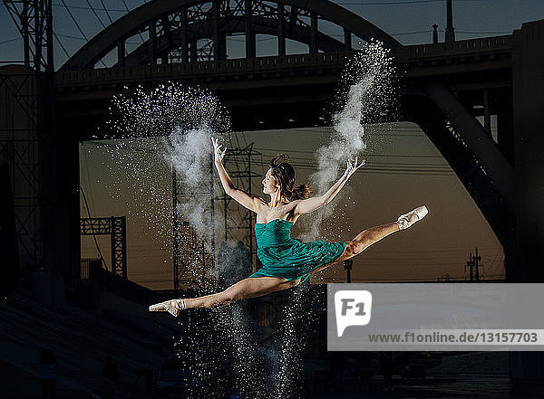Balletttänzerin  die bei Sonnenuntergang eine Pulverexplosion auslöst  Los Angeles  USA
