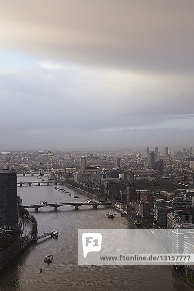 Luftaufnahme der Themse und der Brücken  London  UK