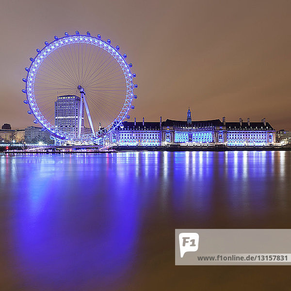 London Eye bei Nacht beleuchtet