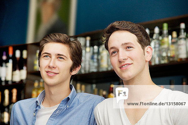 Lächelnde Männer in einer Bar