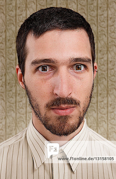 Porträt eines mittelgroßen Mannes mit quadratischen Augen