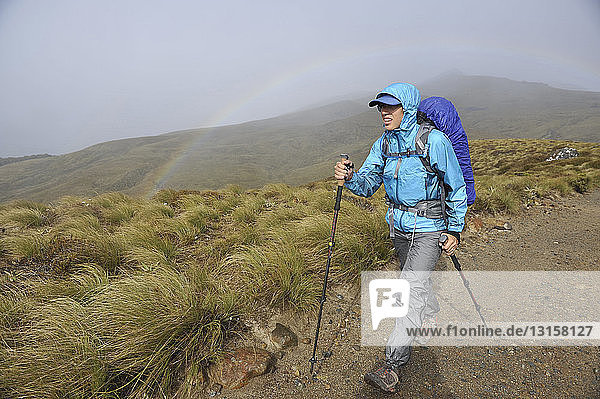 Junge Wanderin vor einem Regenbogen  Kepler Track  Neuseeland