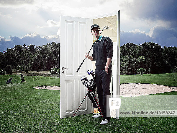 Mann kommt aus Tür auf Golfplatz