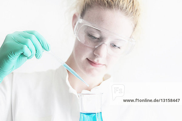 Wissenschaftlerin bei der Arbeit im Labor