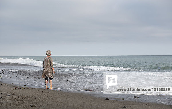 Rückansicht einer älteren Frau  die aufs Meer hinausblickt  Dana Point  Kalifornien  USA