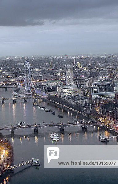 Luftaufnahme der Themse und des London Eye bei Sonnenuntergang  London  UK