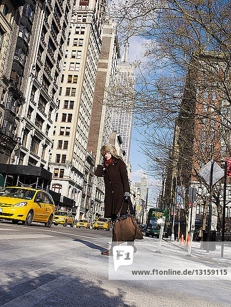 Frau wartet auf ein New Yorker Taxi