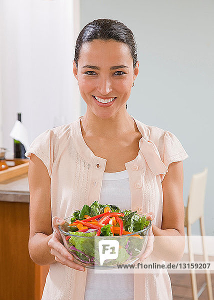 Frau mit Salat