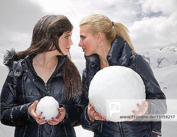 Teenager-Mädchen kämpfen mit Schneebällen