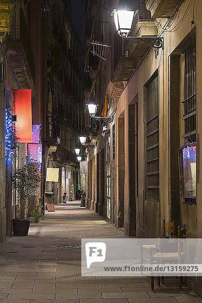 Gasse im gotischen Viertel bei Nacht  Barcelona  Katalonien  Spanien