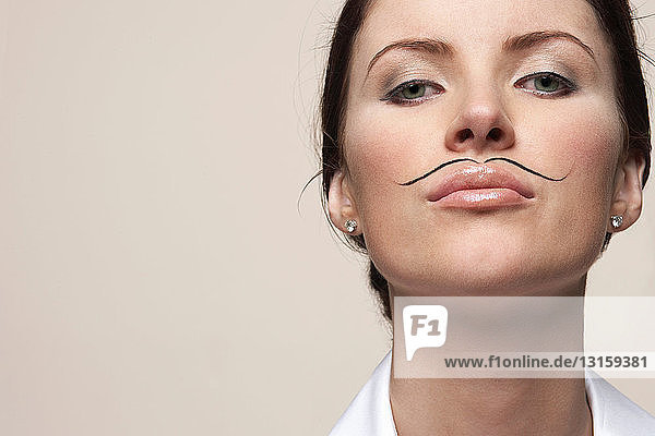 Frau mit aufgemaltem Schnurrbart