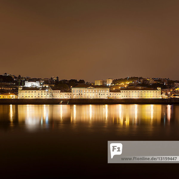 Ehemaliges Zollhaus (jetzt Kongresszentrum Alfandega) und der Fluss Douro bei Nacht  Porto  Portugal