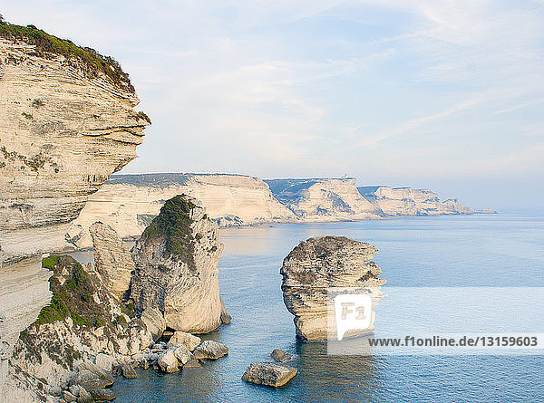 Küstenklippen und Felsvorsprünge bei Bonafacio  Korsika  Frankreich