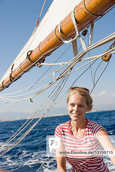 Frau auf einem Segelboot sitzend