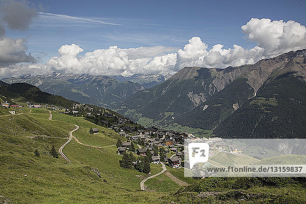 Blick auf ein Dorf im Tal  Bettmeralp  Wallis  Schweiz