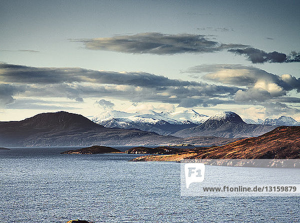 See umgeben von schneebedeckten Bergen  Assynt  Schottland