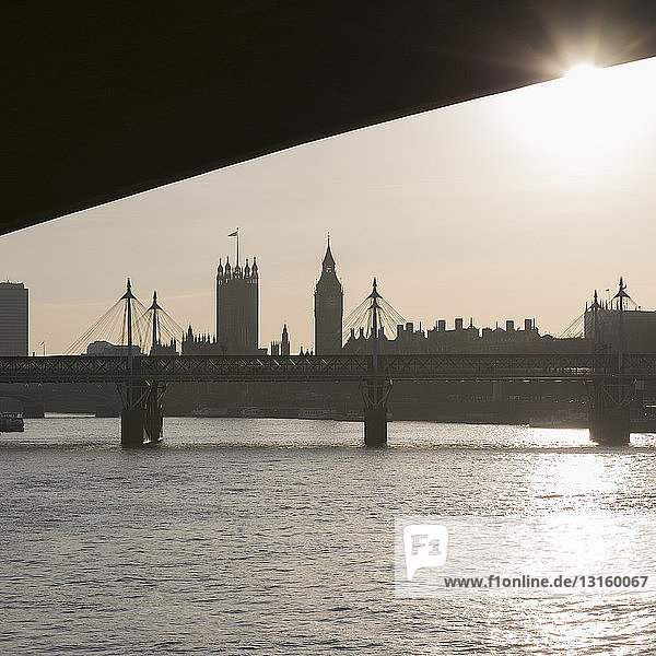 Hungerford Bridge  unter der Waterloo Bridge mit den Houses of Parliament im Hintergrund  London  England  UK