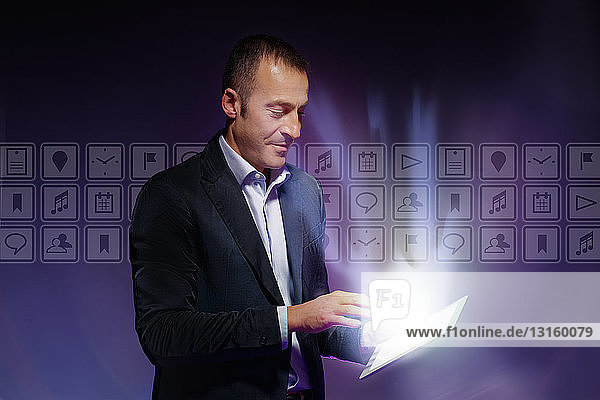 Mann benutzt digitales Tablet  Licht leuchtet vom Tablet