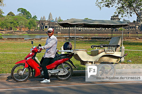 Tuk tuk driver at Angkor Wat  Siem Reap  Cambodia   Vietnam