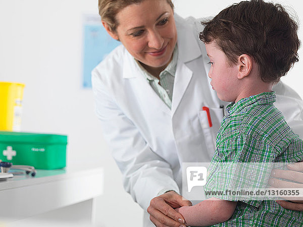 Arzt kümmert sich um kleinen Jungen
