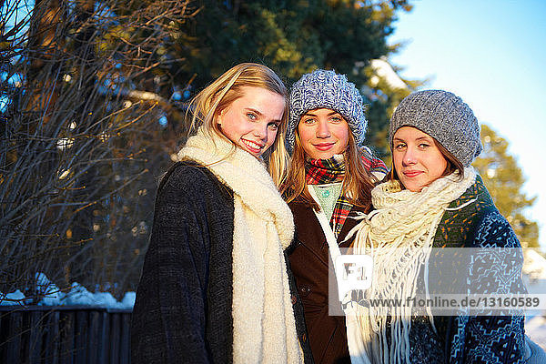 Lächelnde Teenager-Mädchen in Winterkleidung