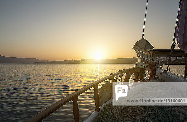 Blick auf ein silhouettiertes Boot und Sonnenuntergang auf dem Meer  Kappadokien  Anatolien  Türkei