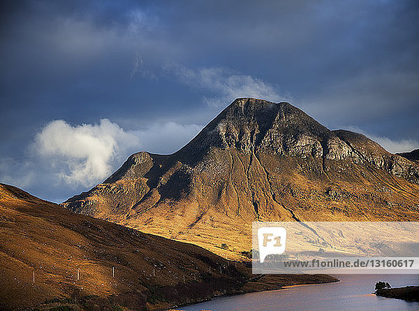 Bergsee und dramatischer Himmel  Assynt  nordwestliche Highlands  Schottland  UK