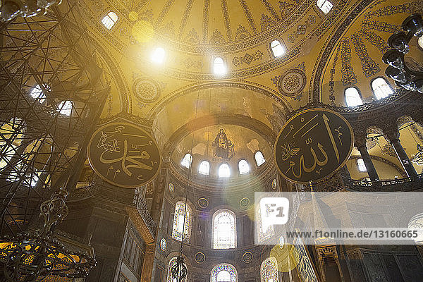 Niedriger Blickwinkel auf die Kuppeldecke der Hagia Sophia Kirche  Istanbul  Türkei