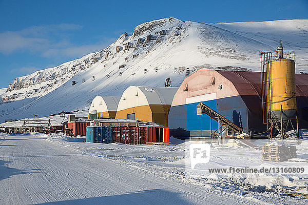 Blick auf Industriegebäude und Berge  Longyearbyen  Svalbard  Norwegen