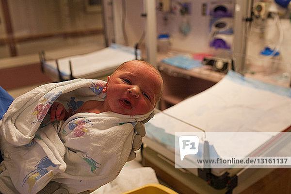 Neugeborener Junge im Krankenhaus