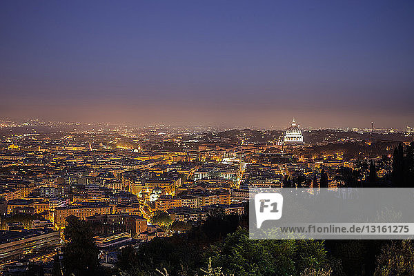 Stadtbild in der Abenddämmerung  Rom  Italien