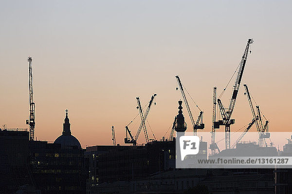 St. Paul's Cathedral in der Abenddämmerung  umgeben von Baukränen  London  England  UK