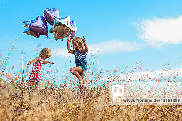Mädchen spielen mit Luftballon  Mt Diablo State Park  Kalifornien  USA