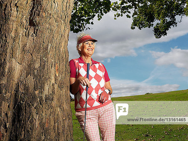 Reife Dame spielt Golf