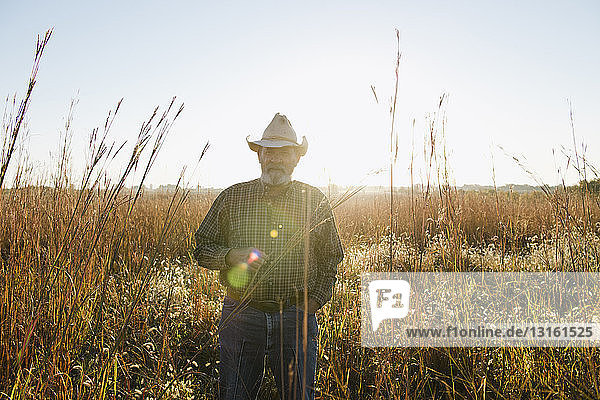 Porträt eines älteren männlichen Bauern auf einem abgelegenen Feld  Plattsburg  Missouri  USA