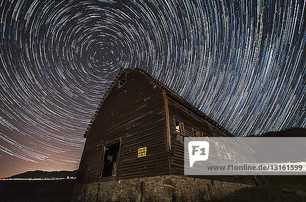 Langzeitbelichtung von Sternen am Nachthimmel  Haynes Ranch Buildings Preservation Project  Oliver  British Columbia  Kanada