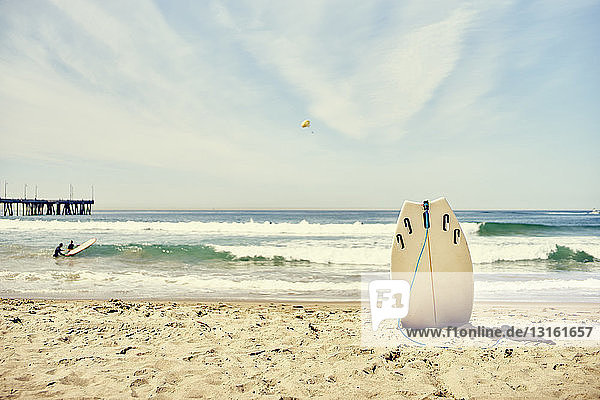 Surfbrett aufrecht im Sand am Venice Beach  Los Angeles  Kalifornien