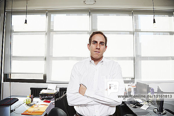 Mittelgroßer erwachsener Mann mit weißem Hemd im Büro
