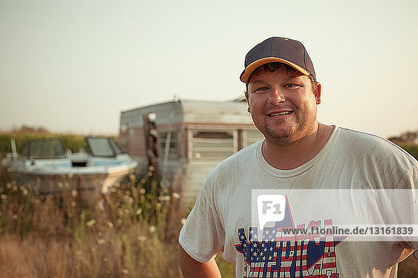 Porträt eines Mannes mit patriotischem T-Shirt