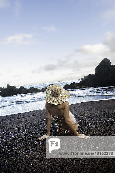 Junge Frau posiert am Strand  Hana  Maui  Hawaii