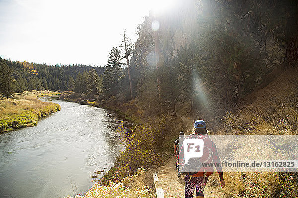 Wanderer auf der Spur  Smith Rock State Park  Oregon  USA