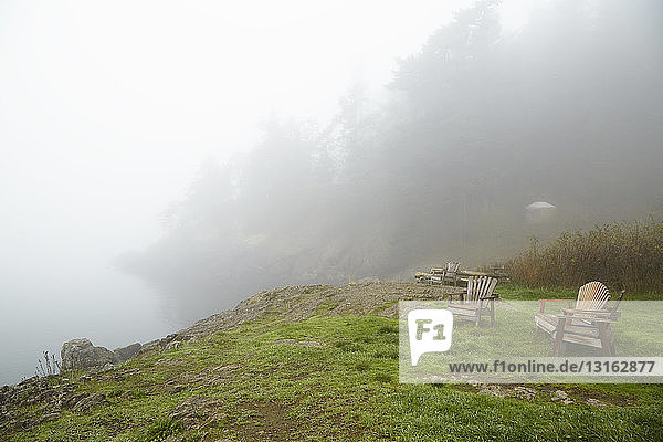 Sitze auf Hügelspitze mit Blick auf den nebligen See, Orcas Island, Bundesstaat Washington, USA