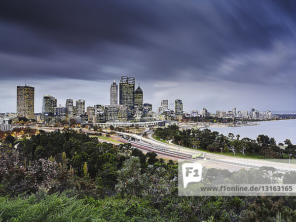 Die Skyline von Perth  vom Kings Park aus gesehen  Perth  Australien