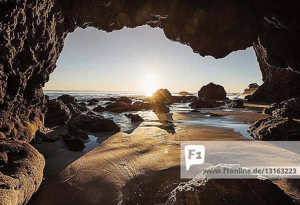 Blick von der Höhle am Strand von El Matador  Malibu  Kalifornien  USA