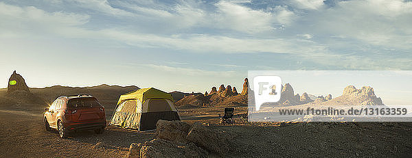 Panoramablick auf Zelt und Geländewagen vor Trona Pinnacles  Trona  Kalifornien  USA
