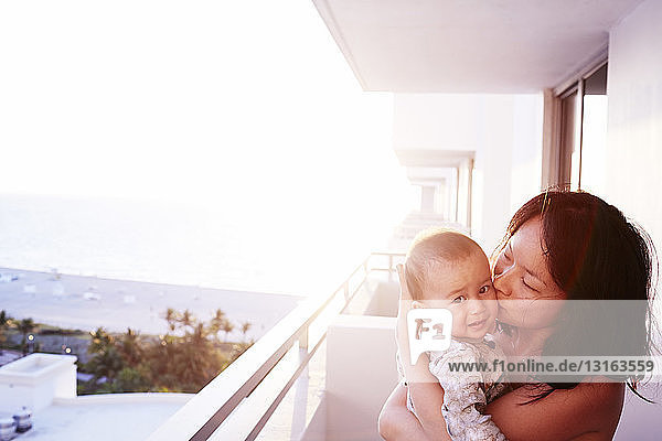 Porträt einer Mutter im mittleren Erwachsenenalter und eines kleinen Sohnes auf dem Balkon einer Wohnung