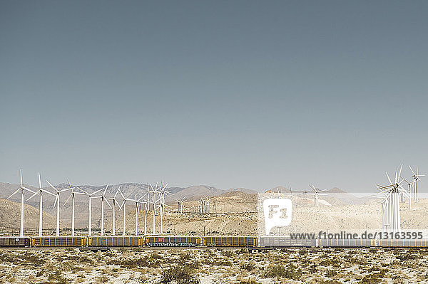 Ansicht eines Güterzuges vor dem Windpark  Palm Springs  Kalifornien  USA