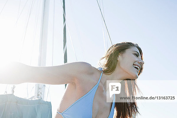 Junge brünette Frau auf Yacht  lachend