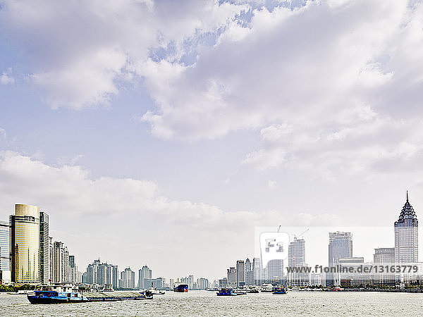 Blick auf den Bund am Fluss Huangpu  Shanghai  China